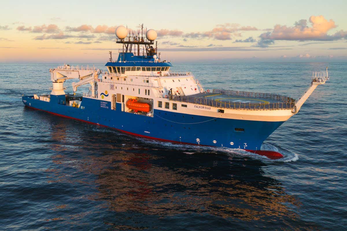 New Life Sought: Research Vessel Explores Ocean Vents