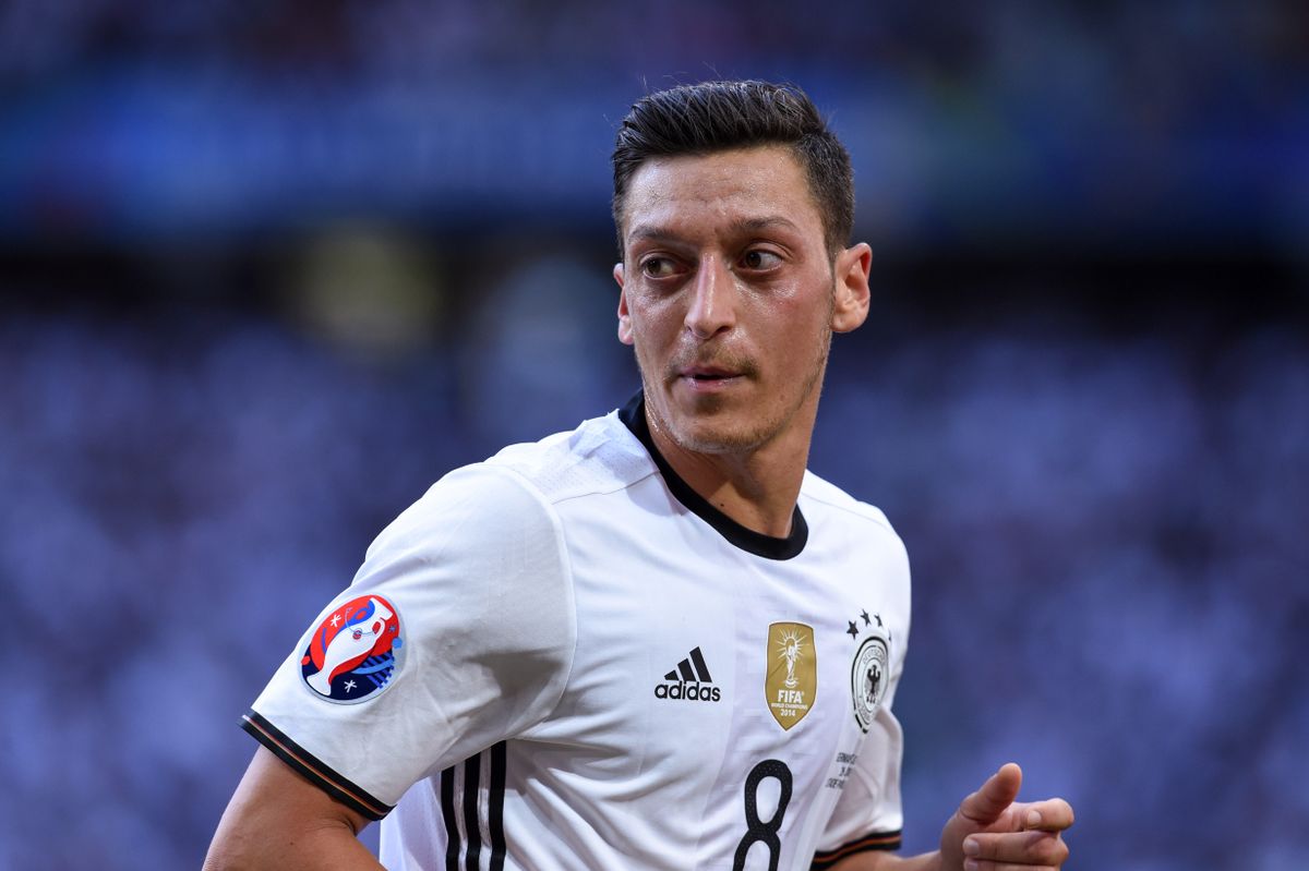 Ozil Dilarang Klub Karena Tato Kanan?